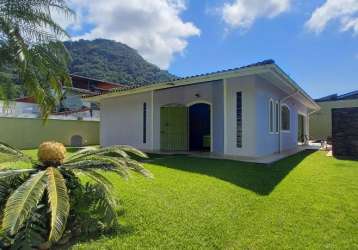 Casa térrea com piscina na praia do lázaro