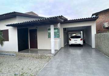 Casa de 3 quartos, 2 banheiros, 1 garagem, edícula