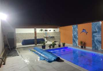 Linda casa com piscina, dois dormitórios (sendo uma suíte) no bairro indaiá, bertioga -sp