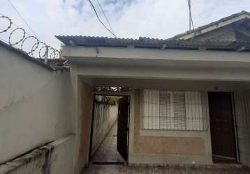 Casa térrea à venda com edícula, 02 vagas no bairro ocian, praia grande, litoral sul de são paulo.