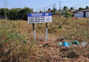 Vende - se terreno com 2.700m² e a 40m da praia