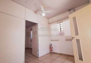 Casa comercial com 04 salas localizada na vila maceno.