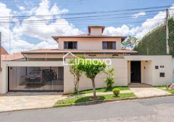 Belo sobrado com sala de tv, piscina aquecida, escritório e aquecimento solar