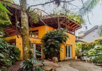 Casa com 4 quartos à venda na rua pão de açúcar, 110, vila conceição, porto alegre por r$ 1.850.000