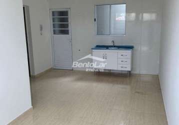 Apto com 2 dorm., sala conjugada com cozinha, pia de inox com gabinete, banheiro com box e área de