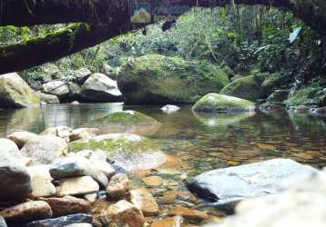 Chácara com chalé, rio  e  uma pequena cachoeira.