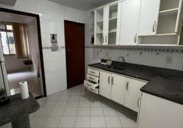 Apartamento excelente na pituba. ótima localização. dois quartos. amplo.