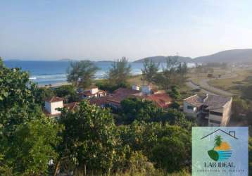 Casa encantadora em búzios com vista para o mar.