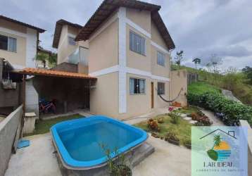 Casa maravilhosa com muito verde, vista panorâmica e piscina.