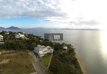 Terreno em magnífico condomínio frente ao mar em cacupé.