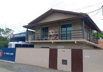 Imóvel com 3 casas e um galpão a venda em piçarras.