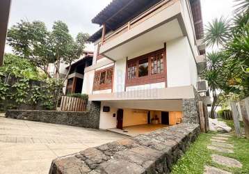 Casa à venda condomínio novo leblon barra da tijuca de 900m² de área construída em 2 terrenos de 1000m²  cada  5 suítes piscina sauna campo futebol