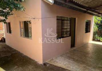 Casa de fundos para locação no bairro country com 02 quartos, sala, cozinha e banheiro