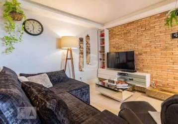 Apartamento de 2 dormitórios, suíte, 2 vagas. &lt;br&gt;desfrute desse espaço no coração de porto alegre. local cheio de estilo, amplo, com decoração contemporânea em condomínio restrito de moradores.