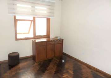 Ótimo apartamento no menino deus, reformado, desocupado, de frente, com 93m² privativos, de 3 dormitórios. possui sala de estar, 3 dormitórios sendo 1 com sacada, banheiro amplo com box de vidro e ven