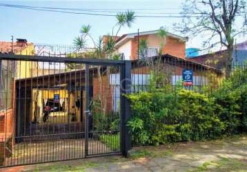 Casa com 3 dormitórios sendo 2 suítes, living para 2 ambientes, ampla cozinha/copa com churrasqueira (podendo também ser utilizada como salão de festas). o 2º andar conta com espaçoso jardim de invern