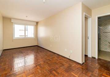 Apartamento localizado no bairro vila ipiranga, com 57m². imóvel com 01 dormitório, sala, cozinha, banheiro, área de serviço, churrasqueira e pisos em parquet. imóvel com posição solar privilegiada. c