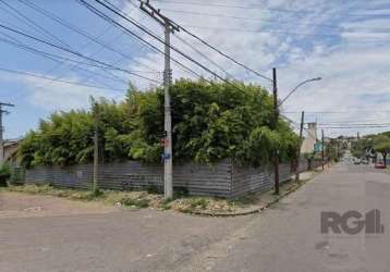 Ótimo terreno no bairro medianeira, de esquina, plano, com 325m², sendo 13 x 25m. ideal para a construção de residência ou comércio com frente para 2 ruas. localizado em ótima região com escolas, comé