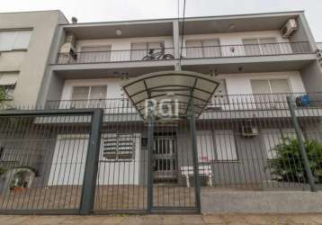 Apartamento de 2 dormitórios de frente com sacada em um dos quartos, sala, cozinha espaçosa, dependência completa, banheiro social, todo reformado inclusive elétrica e hidráulica, ventilado e iluminad