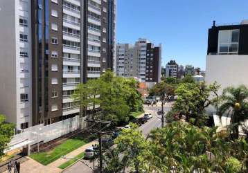 Cobertura 2 dormitórios no bairro menino deus, com uma localização excelente dentro do bairro.  apartamento com living 2 ambientes com sacada, banheiro social, 2 dormitórios sendo 1 suíte, cozinha, ár