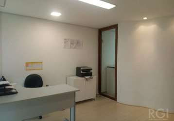 Sala comercial bairro mont serrat&lt;br&gt;excelente sala comercial, ampla, bem iluminada , frente pra dr. freire alemão.&lt;br&gt;prédio enxuto, baixo condomínio e muito bem localizado, quase esquina