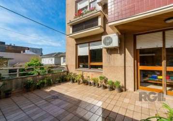 Marque e venha conhecer no bairro floresta este apartamento de  1/2 andar de fundos (97m²) garden  com 30m² em terraço aberto em 'l' de fundos n/o com muito sol e privacidade.&lt;br&gt;com 2