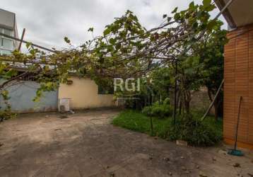 Casa 02 dormitórios, no bairo morro santana em porto alegre. casa 02 dormitorios, sala, copa e cozinha, área de serviço. na lateral da casa vaga para 02 carros. nos fundos amplo  galpão. páteo com árv