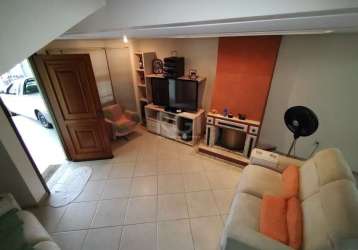 Casa  na parte superior 2 dormitórios sendo 1 suíte, mais  o sótão que  pode ser uma opção para um quarto dormitório. no térreo  living com 2 ambientes,  lareira, 1 dormitório , lavabo, lavanderia e c