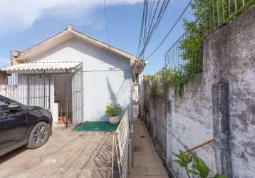 Duas casas, sendo na parte frontal do terreno casa mista em madeira e alvenaria, 4 dormitórios, 2 suítes, banheiro social, copa/cozinha, sala de jantar, sala de estar, gabinete, banheiro auxiliar, peq