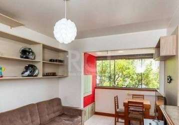 Ótimo apartamento de 43m² mobiliado no bairro partenon! o imóvel conta com 1 dormitório, banheiro social com ventilação natural, living amplo para dois ambientes, sacada integrada com churrasqueira, c