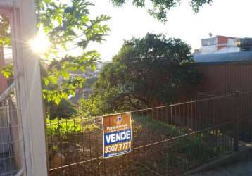 Terreno com 247,00 m2, medindo 6,6 x 37,4 localizado no bairro santo antônio bem próximo da igreja sto. antônio, colégio rainha do brasil e la salle. em declive, ótima posição solar de frente e fundos