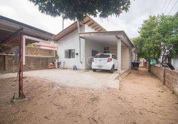 Casa com 3 dormitórios sendo 2 suítes, banheiro social, espaçoso living para dois ambientes, cozinha em conceito aberto, lavanderia e amplo pátio na frente e nos fundos. possui ótima iluminação e vent