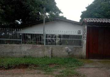 Vende-se casa térrea de alvenaria com 3 dormitórios, sala, cozinha, banheiro, área de serviço, vaga de garagem coberta para até dois carros, mais uma peça anexada nos fundos e uma grande área na frent