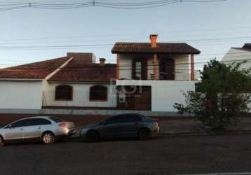 Casa de esquina em alvenaria bem estruturada, 4 dormitórios 1 suíte, amplo living de estar e jantar, 1 estar com lareira e outro com sacada, escritório, 2 banheiros sociais, dependência de empregada, 