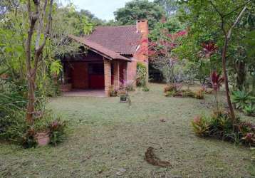 Belo sítio  nº 10, no  lami,  com casa térrea toda em tijolo à vista, pé direito alto e mezanino com lareira. é composta de 2 dormitórios,  amplo salão com espaço gourmet, churrasqueira, banheiro soci