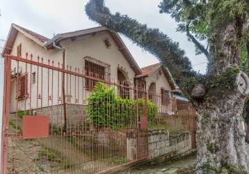 Terreno com 570m², bem localizado próximo ao shopping bourbon teresópolis. no terreno tem casa com 03 dormitórios, living 2 ambientes, cozinha e banheiro social. vaga para 02 carros.&lt;br&gt;agende j