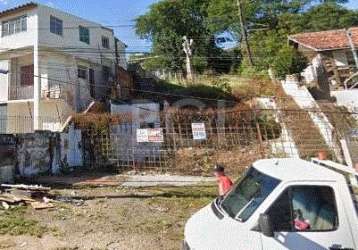 Ótimo terreno no bairro cavalhada em porto alegre. &lt;br&gt;terreno amplo, aclive e pela dm é possível construir 4 pavimentos. &lt;br&gt;venha conhecer!!