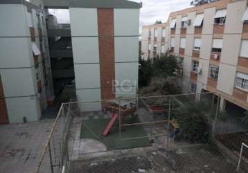 Apartamento todo  reformado com 2 dormitórios e dependência com banheiro&lt;br&gt;auxiliar, banheiro social, living,  3 cômodos com split. localização privilegiada do bairro cristal, próximo ao barras