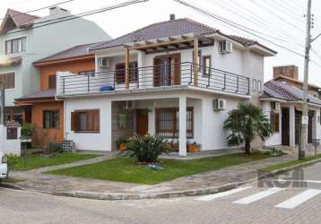 Excelente casa de esquina, muito bem distribuída com peças amplas. &lt;br&gt;são três dormitórios, sendo um suíte. a suíte na parte térrea da casa com toda acessibilidade possível. &lt;br&gt;sala ampl