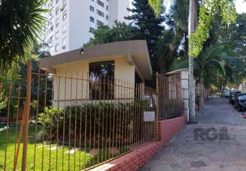 Ótimo apartamento, desocupado,  andar alto com vista, 01 dormitório, living 2 ambientes, cozinha,  área de serviço separada e banheiro social. condomínio com portaria 24h, 2 elevadores, área verde, qu