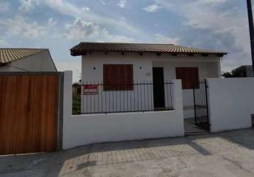 Casa com 2 dormitórios, cozinha e sala integrada, 1 banheiro, pátio e garagem.