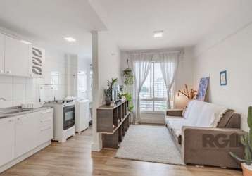 Ótimo apartamento semi mobiliado de 50m² no bairro partenon! o imóvel conta com 2 dormitórios, banheiro social, amplo living para dois ambientes, cozinha americana, área de serviço integrada e 1 vaga 