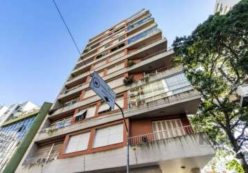 Apartamento com  três quartos amplos, sala para 3 ambientes, 2 banheiros, dependência de empregada no bairro independência.  &lt;br&gt;o bairro independência, é um bairro pequeno localizado na zona ce