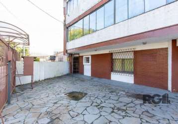 Apartamento no bairro camaquã, com aproximadamente 70m² de área privativa, piso cerâmico, andar inferior com living e cozinha integrados, cozinha com pia, armários, cooktop, mesa com cadeiras e máquin