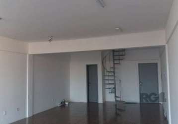 Excelente oportunidade !!! sala comercial duplex no coração da avenida mais movimentada de porto alegre, localizada na avenida assis brasil , reformada, linda, toda envidraçada, ensolarada e arejada, 