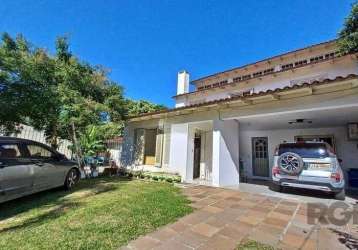 Ótima casa de 4 dormitórios sendo um suíte com hidro, living 2 ambientes com lareira, copa/cozinha, banheiro social, lavabo, área nos fundos coberta com churrasqueira, lavanderia, sala de tv, gabinete