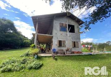 Sítio para compra em zona sul de poa/rs | imóvel composto por casa de 2 pisos, com quarto, banheiro, sala e cozinha, pátio arborizado amplo com galpão.&lt;br&gt;venha conhecer!