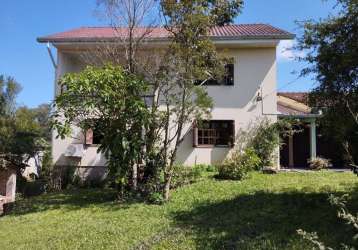 Excelente moradia : casa sobrado composta de 3 dormitórios semi mobiliada,  duas suítes sendo uma de frente com sacada e closet. uma suíte térrea, living dois ambientes, cozinha americana espaçosa, de