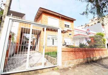 Casa de quatro quartos, suíte e três vagas de garagem no bairro partenon em porto alegre&lt;br&gt;excelente casa à venda no bairro partenon, em porto alegre!&lt;br&gt;&lt;br&gt;com 240m² de área priva