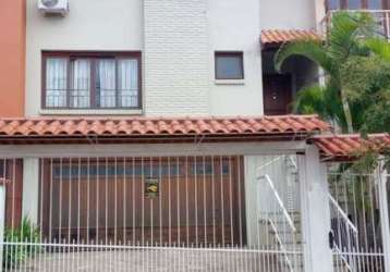 Casa com 3 dormitórios, 1 suíte, localizada no bairro espirito santo, hall de entrada com lavabo, ampla sala de estar com lareira, mais uma sala de estar e jantar, cozinha completa e mobiliada, área d